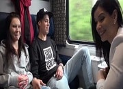 Aprovechan el viaje en el tren para ponerse a follar