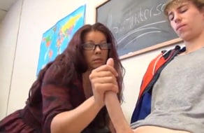 Profesora muy guarra pajeando a uno de sus alumnos