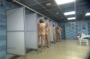 Alguien colocó una cámara oculta en las duchas de las chicas