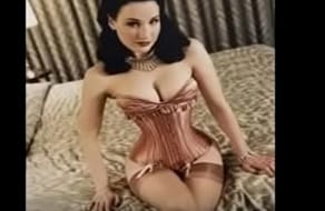 Dita Von Teese y su fetichismo por hacerse fotos con lencería vintage