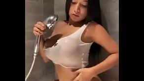 Tetona instagramer Pandora Kaaki se rocía con agua caliente