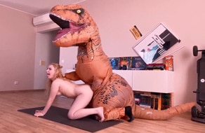 Guarra loca follando con dinosaurios