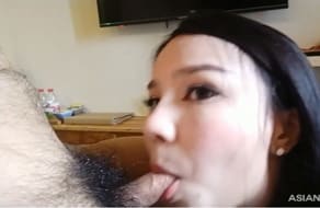 Asiática se come entera la polla fina de su novio