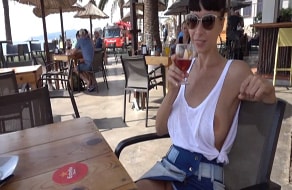 Morena va con las tetas sueltas por la calle