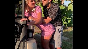 Esta sexy rubia de tetas perfectas es follada en una clase de golf