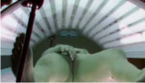 Mientras se da una sesion de rayos uva se masturba
