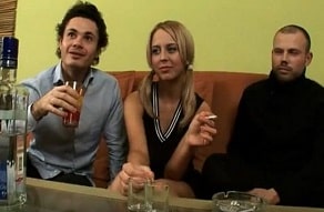 Fiesta amateur se vuelve en una doble penetración con Mandy Dee