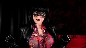 El jefe de la webcamer madura polaca The Real Hotwife Venus quiere que se masturbe en directo