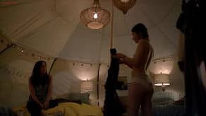 Famosa Emily Browning desnuda antes de una escena xxx lésbica