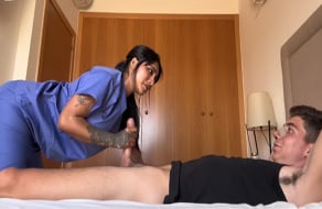 La enfermera Yasmina Khan alivia al paciente