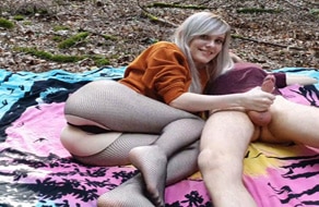 Alemana de pequeñas tetas se lo pasa bien en el campo