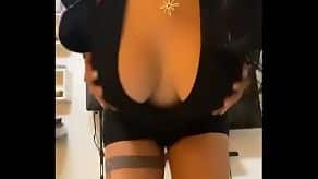 Argentina Jesy Fux haciendo directo de instagram muestra sus tetas