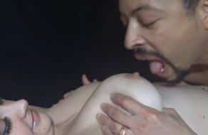 Bebiendo leche materna de las tetas de Victoria