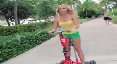 Convence a la mujer del patinete para una follada