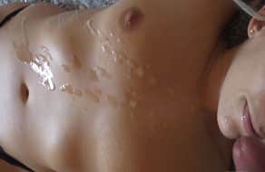 Corridas en el cuerpo en las tetas y en el suelo