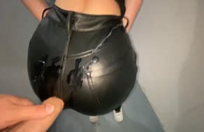 Follando en el ascensor con un desconocido y corrida en el pantalón