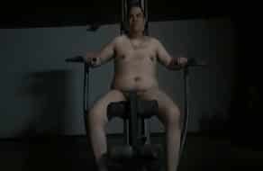 Gordo desnudo haciendo ejercicio