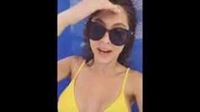 Instagramer mexicana Dhasia Wezka enseñando las tetas en live en un evento
