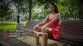 Jovencita morena estaba paseando sin bragas por el parque
