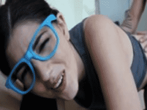Jovencita nerd virgen sodomizada