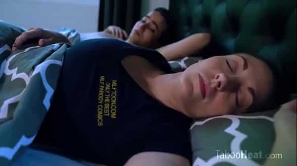 La tremenda pechugona Melanie Hicks follando mientras esta dormida