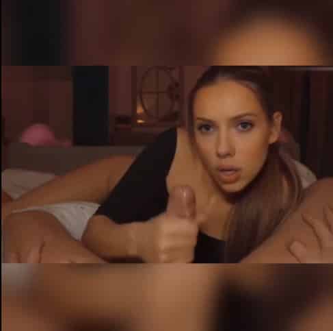 La viuda negra porno haciendo una mamada con corrida
