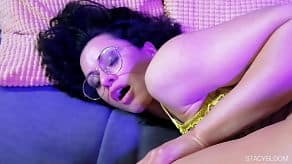 Madura italiana Stacy Bloom hace show erótico desde casa con el fondo de neón