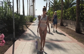 Por la playa con su traje mojado y transparente