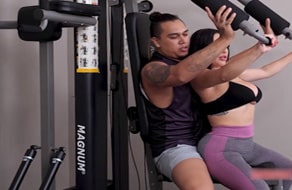 Restregando cebolleta con Michelle Aldrete en el gimnasio