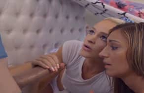 Se corre sin querer en manos de su hermana y la amiga lesbiana