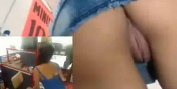 Se masturba en el locutorio mientras esta trabajando