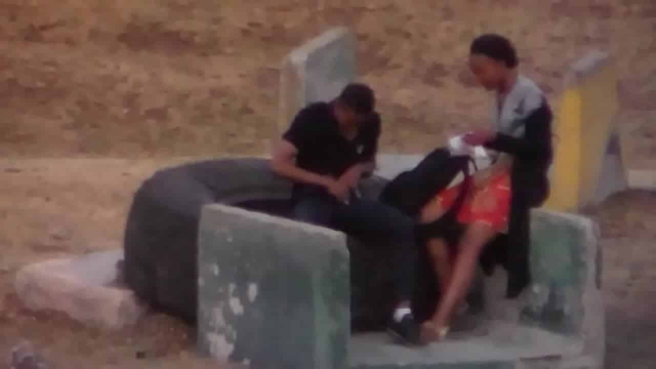 Sexo en un campamento de vagabundos en pleno día