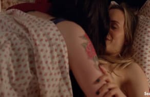 Taylor Schilling y Laura Prepon desnuda y lésbica