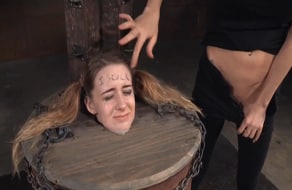 Torturando la cara de una guarra sumisa