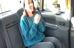 Turista española Lilyan Red follada dentro de un taxi