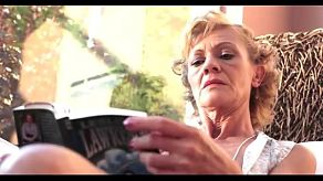 Vieja hermosa moja su coño maduro en una sesión erótica